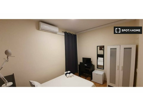 Room for rent in 6-bedroom apartment in Arroios, Lisbon - For Rent