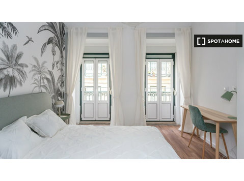 Baixa, Lizbon'da 6 yatak odalı dairede kiralık oda - Kiralık