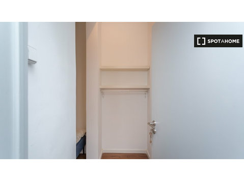 Room for rent in 6-bedroom apartment in Baixa, Lisbon - Kiadó