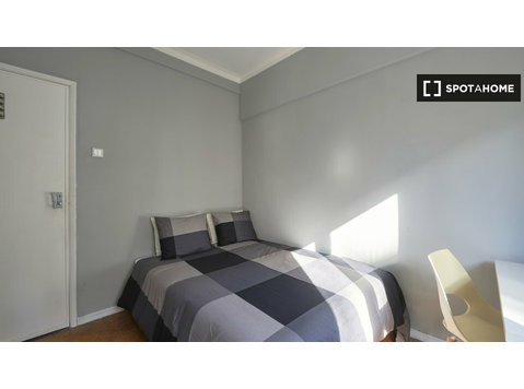 Lizbon, Benfica'da 6 yatak odalı dairede kiralık oda - Kiralık