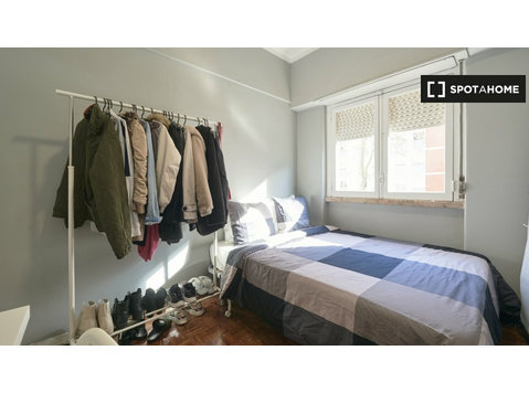 Zimmer zu vermieten in 6-Zimmer-Wohnung in Benfica, Lissabon - Zu Vermieten