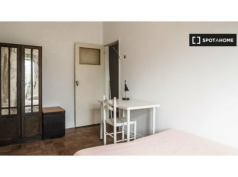 Campo de Ourique'de 6 yatak odalı dairede kiralık oda - Kiralık