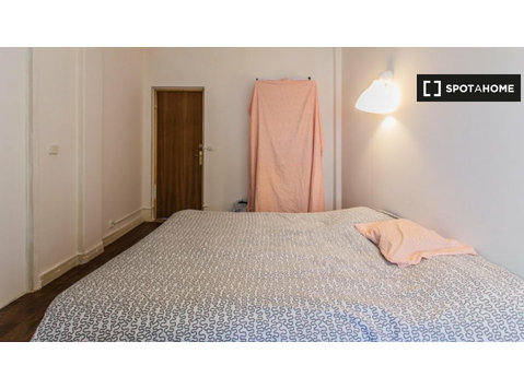 Campo de Ourique'de 6 yatak odalı dairede kiralık oda. - Kiralık