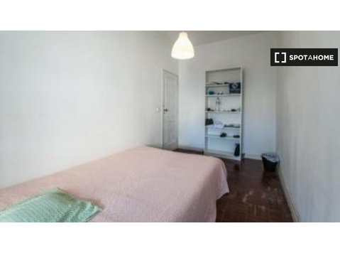 Zimmer zu vermieten in 6-Zimmer-Wohnung in Campo de Ourique. - Zu Vermieten