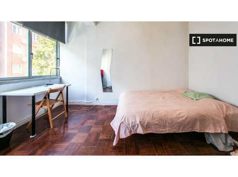 Pokój do wynajęcia w 6-pokojowym mieszkaniu w Campo de… - Do wynajęcia