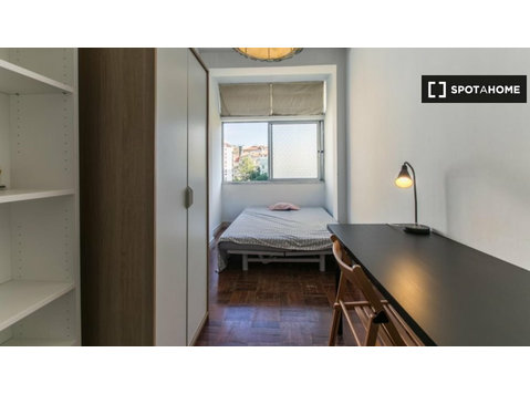 Room for rent in 6-bedroom apartment in Campo de Ourique. - Za iznajmljivanje