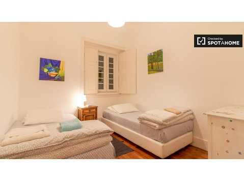 Room for rent in 6-bedroom apartment in Campolide, Lisbon - Te Huur