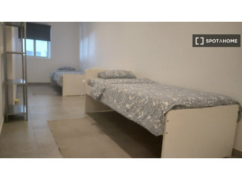 Costa Da Caparica'da 6 yatak odalı dairede kiralık oda - Kiralık