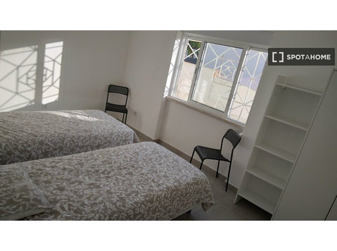 Costa Da Caparica'da 6 yatak odalı dairede kiralık oda - Kiralık