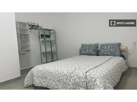 Zimmer zu vermieten in einer 6-Zimmer-Wohnung in Costa Da… - Zu Vermieten