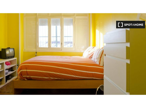 Room for rent in 6-bedroom apartment in Graça, Lisbon - For Rent