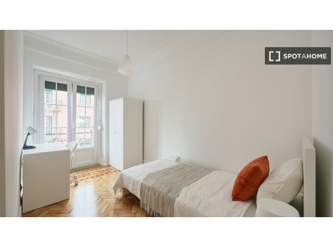 Room for rent in 6-bedroom apartment in Lisbon - Kiralık