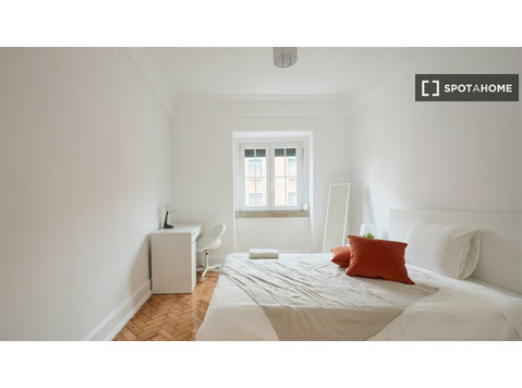Chambre à louer dans un appartement de 6 chambres à Lisbonne - À louer