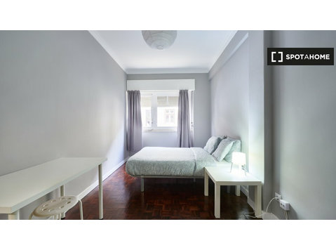 Room for rent in 6-bedroom apartment in Lisbon - Ενοικίαση