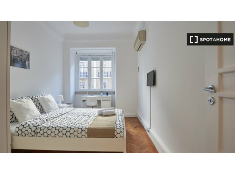 Room for rent in 6-bedroom apartment in Lisbon - Аренда