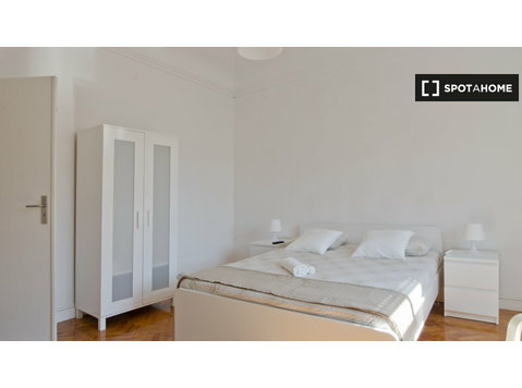 Lizbon'da 6 yatak odalı dairede kiralık oda - Kiralık