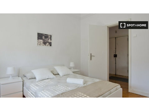 Lizbon'da 6 yatak odalı dairede kiralık oda - Kiralık