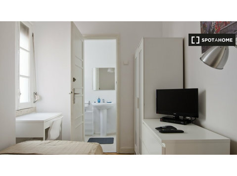 Room for rent in 6-bedroom apartment in Lisbon - Til Leie