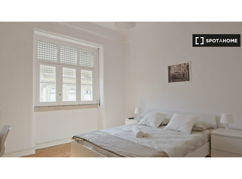 Room for rent in 6-bedroom apartment in Lisbon - K pronájmu