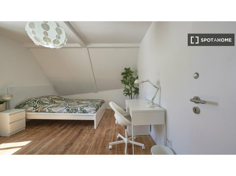 Room for rent in 6-bedroom apartment in Lisbon - Под наем