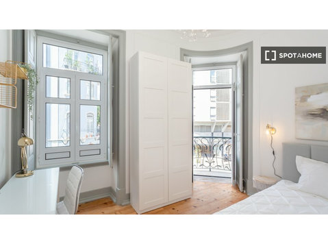 Room for rent in 6-bedroom apartment in Lisbon - Kiadó