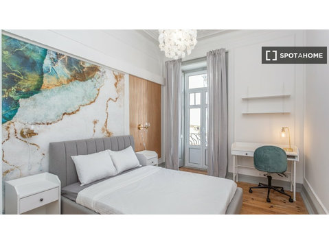 Room for rent in 6-bedroom apartment in Lisbon - Za iznajmljivanje