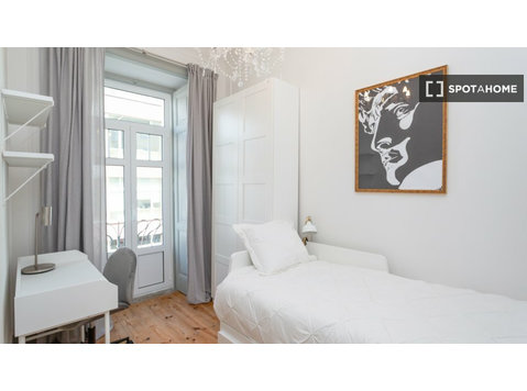Room for rent in 6-bedroom apartment in Lisbon - 出租
