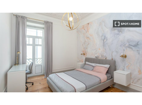 Room for rent in 6-bedroom apartment in Lisbon - Til leje