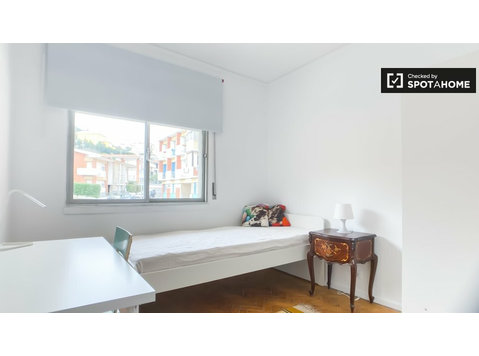 Room for rent in 6-bedroom apartment in Lisbon - Til Leie