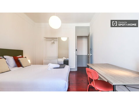 Chambre à louer dans un appartement de 6 chambres à Lisbonne - À louer