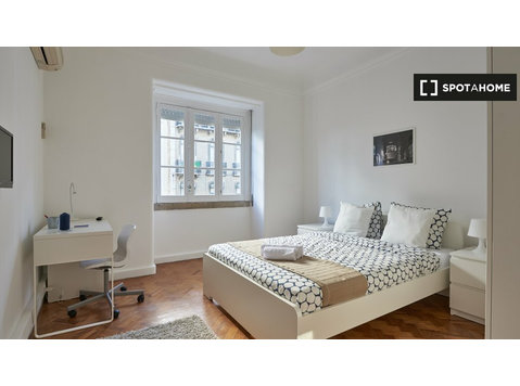 Room for rent in 6-bedroom apartment in Lisbon - เพื่อให้เช่า