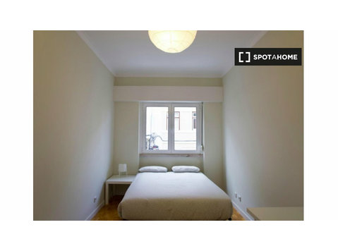 Room for rent in 6-bedroom apartment in Lisbon - الإيجار