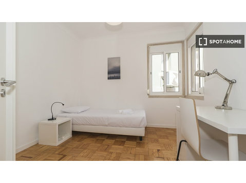 Pokój do wynajęcia w 6-pokojowym mieszkaniu w Lizbonie - Do wynajęcia