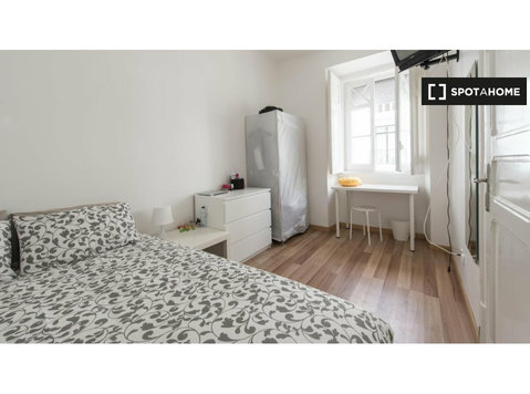 Room for rent in 6-bedroom apartment in Lisbon - For Rent