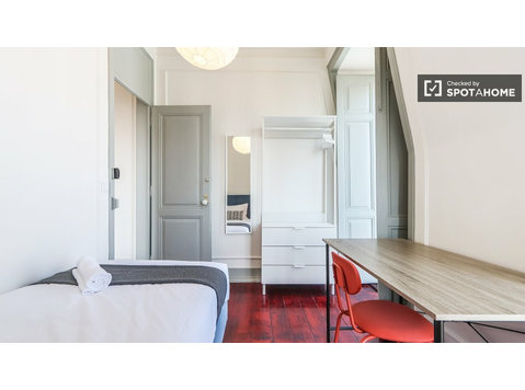 Se alquila habitación en apartamento de 6 dormitorios en… - Alquiler