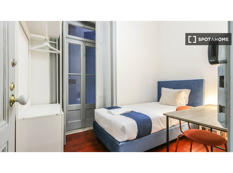 Se alquila habitación en apartamento de 6 dormitorios en… - Alquiler
