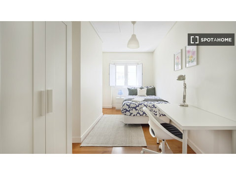 Chambre à louer dans un appartement de 6 chambres à Lisbonne - À louer