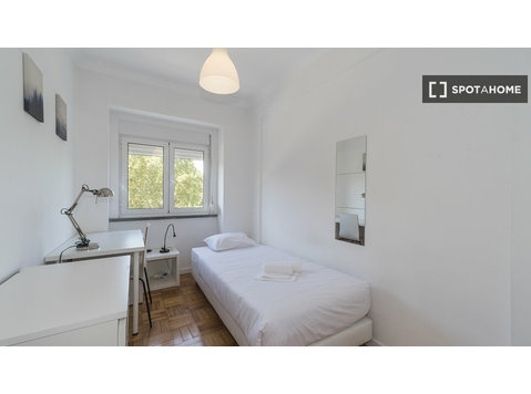 Chambre à louer dans un appartement de 6 chambres à Lisbonne - À louer