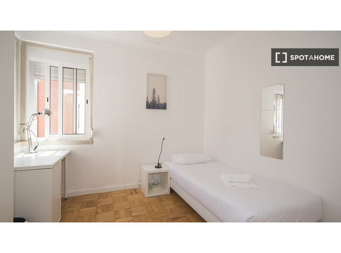 Zimmer zu vermieten in 6-Zimmer-Wohnung in Lissabon - Zu Vermieten