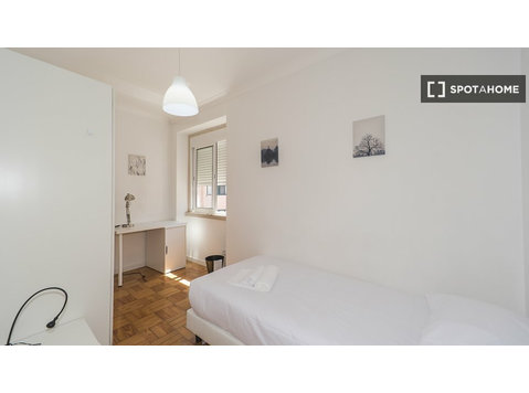 Zimmer zu vermieten in 6-Zimmer-Wohnung in Lissabon - Zu Vermieten