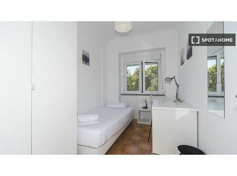 Zimmer zu vermieten in 6-Zimmer-Wohnung in Lissabon - Zu Vermieten
