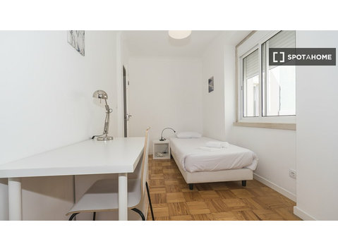 Zimmer zu vermieten in 6-Zimmer-Wohnung in Lissabon - Zu Vermieten
