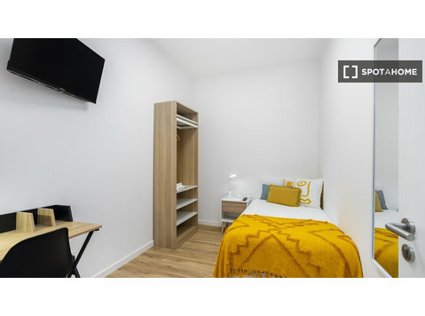 Lizbon, Lizbon'da 6 yatak odalı dairede kiralık oda - Kiralık