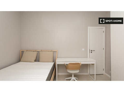 Room for rent in 6-bedroom apartment in Lisbon, Lisbon - Na prenájom