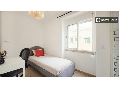 Room for rent in 6-bedroom apartment in Lisbon, Lisbon - For Rent
