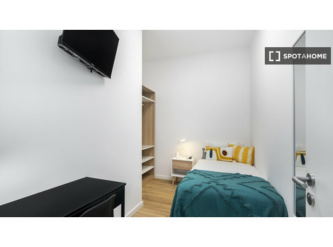 Room for rent in 6-bedroom apartment in Lisbon, Lisbon - De inchiriat