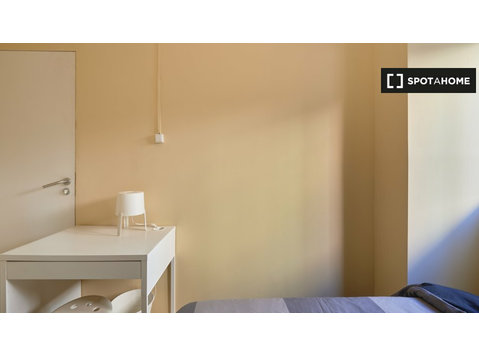 Pokój do wynajęcia w 6-pokojowym mieszkaniu w Lizbonie - Do wynajęcia