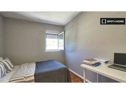 Zimmer zu vermieten in 6-Zimmer-Wohnung in Marvila, Lissabon - Zu Vermieten