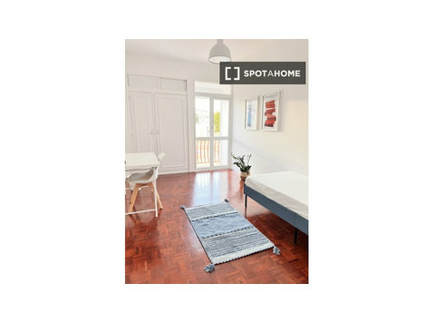 Zimmer zu vermieten in 6-Zimmer-Wohnung in Olivais, Lissabon - Zu Vermieten