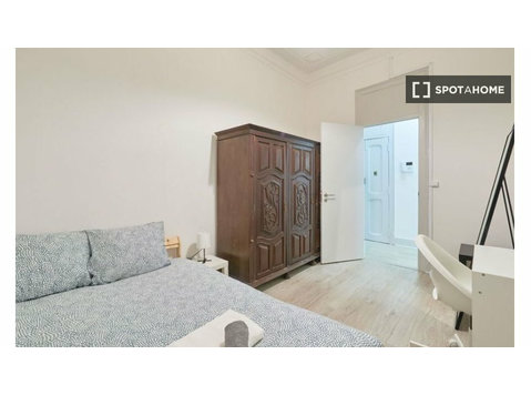 Se alquila habitación en apartamento de 6 habitaciones en… - Alquiler